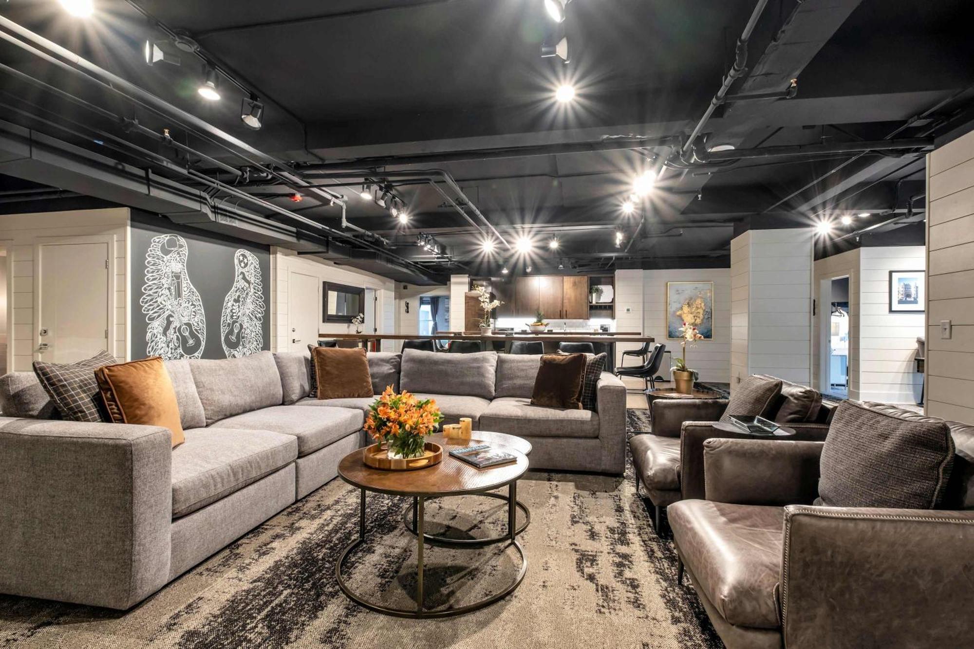 Contemporary 6br By Maddox Apartment