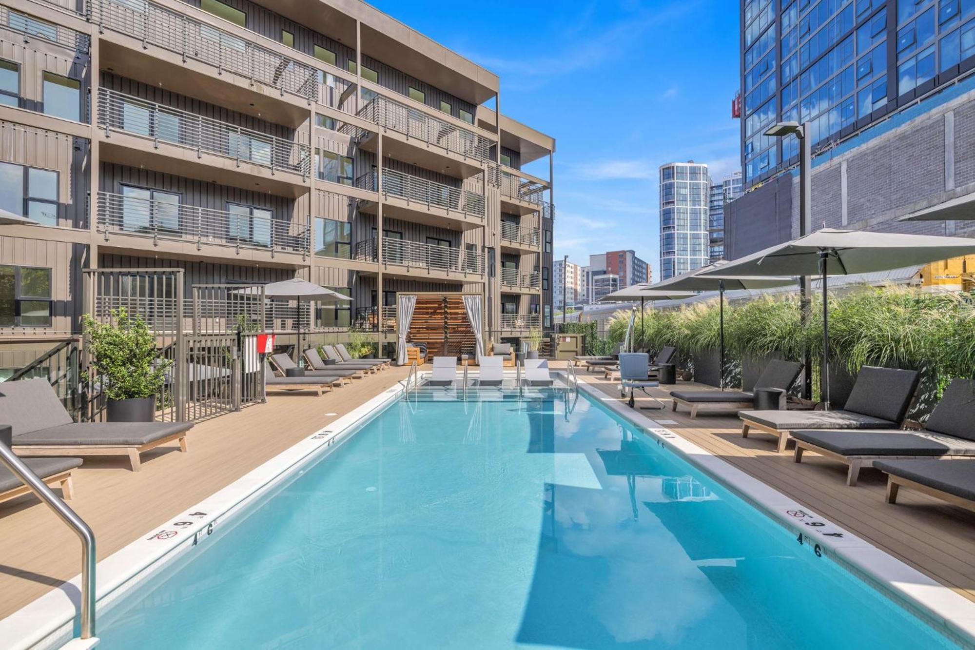 The Wallen Downtown Walk To Broadway, Parking, Heated Pool, Gym Apartment Nashville