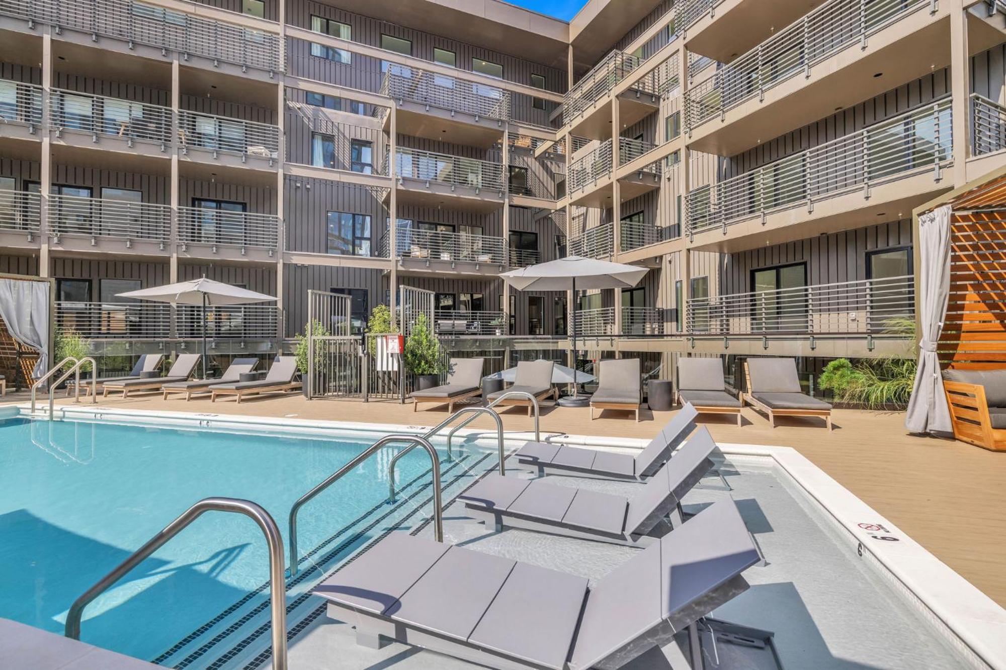 The Wallen Downtown Walk To Broadway, Parking, Heated Pool, Gym