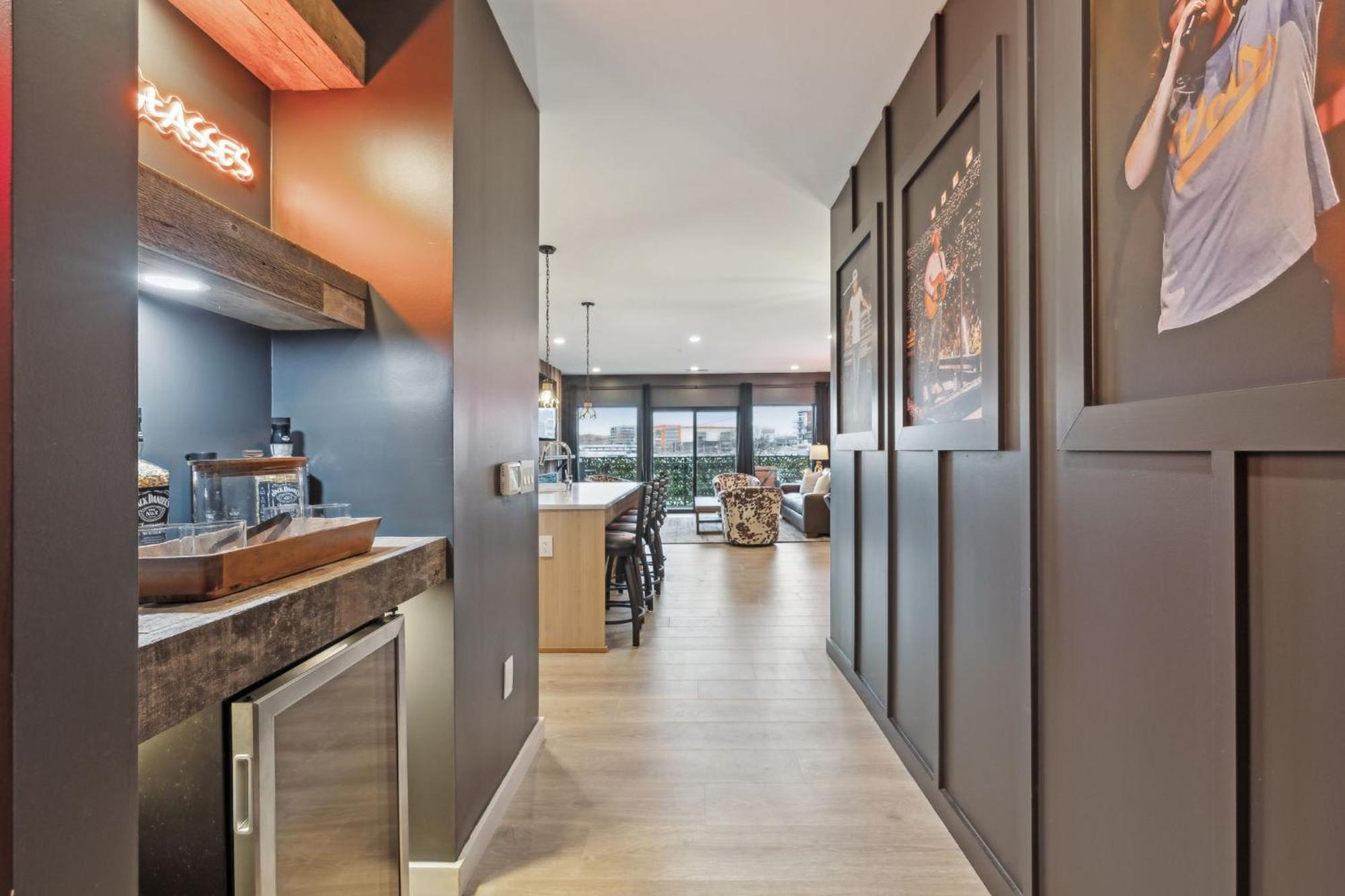 The Wallen Downtown Walk To Broadway, Parking, Heated Pool, Gym Apartment *