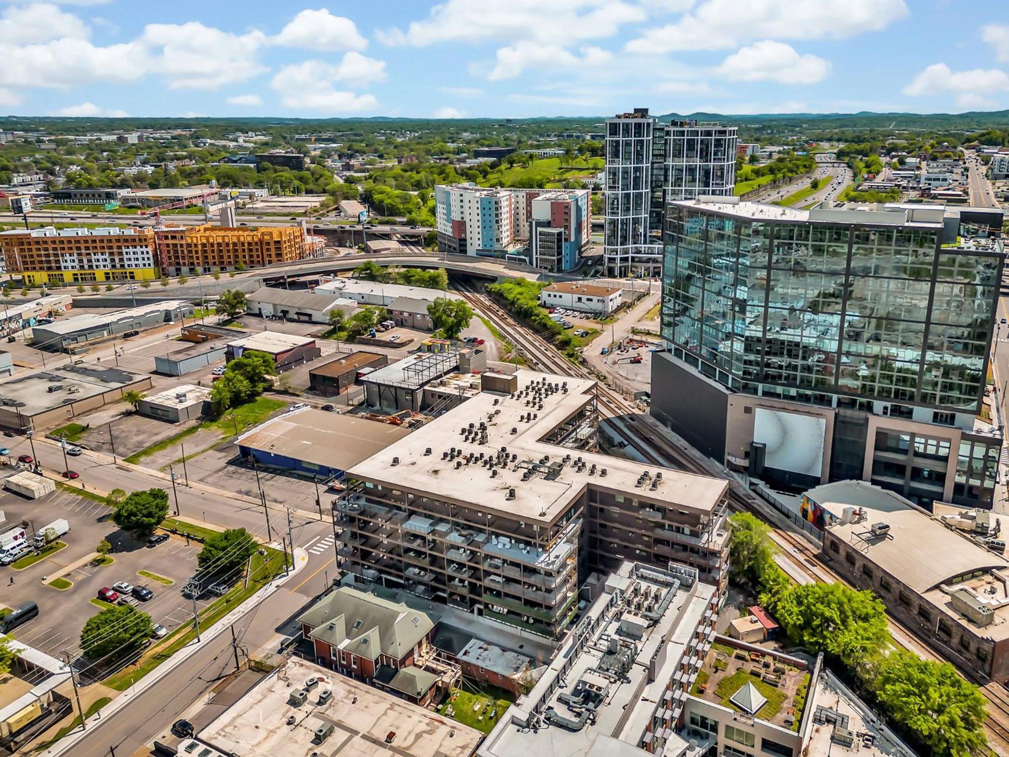 The Wallen Downtown Walk To Broadway, Parking, Heated Pool, Gym Apartment Nashville