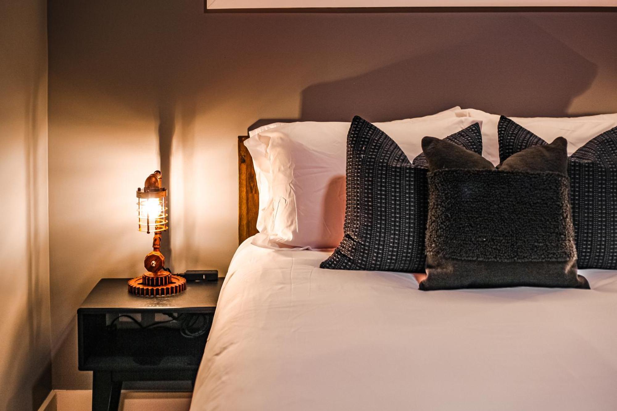 The Wallen Downtown Walk To Broadway, Parking, Heated Pool, Gym *