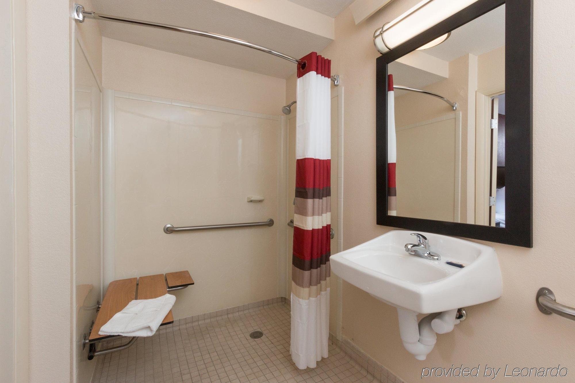 Red Roof Plus+ Airport Hotel 3*