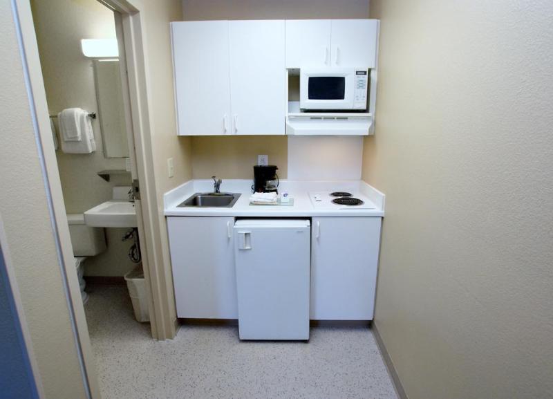 Hometowne By Red Roof - Airport/briley Pkwy Motel