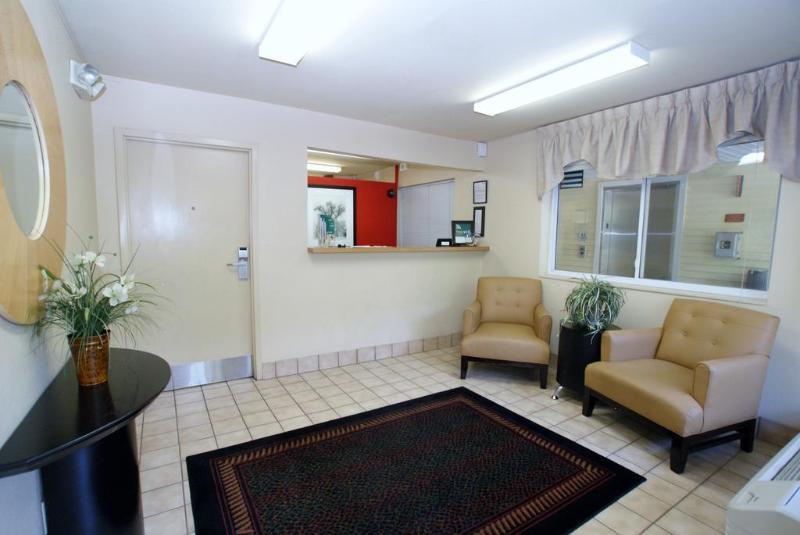 Motel Hometowne By Red Roof - Airport/briley Pkwy Nashville