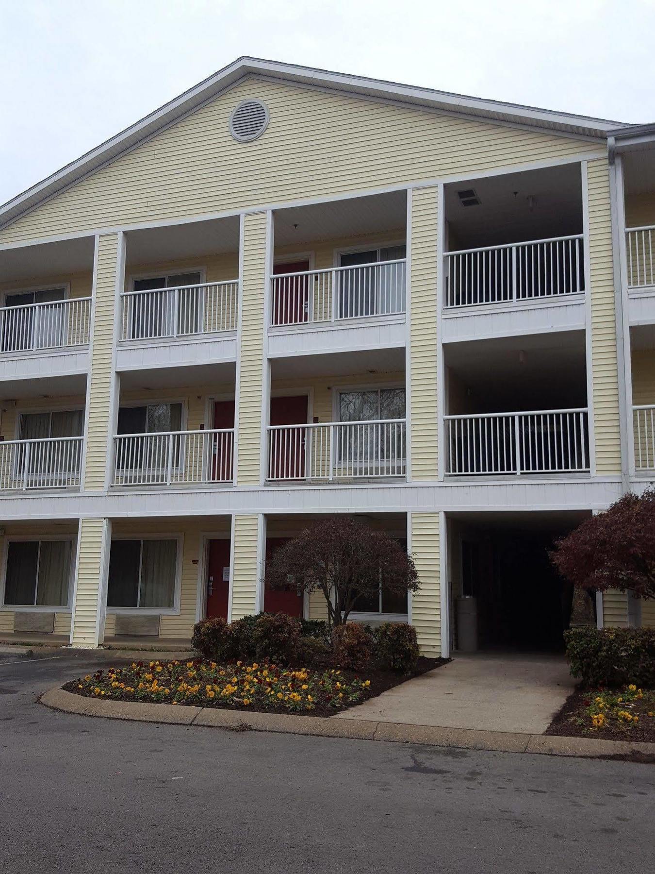 Motel Hometowne By Red Roof - Airport/briley Pkwy