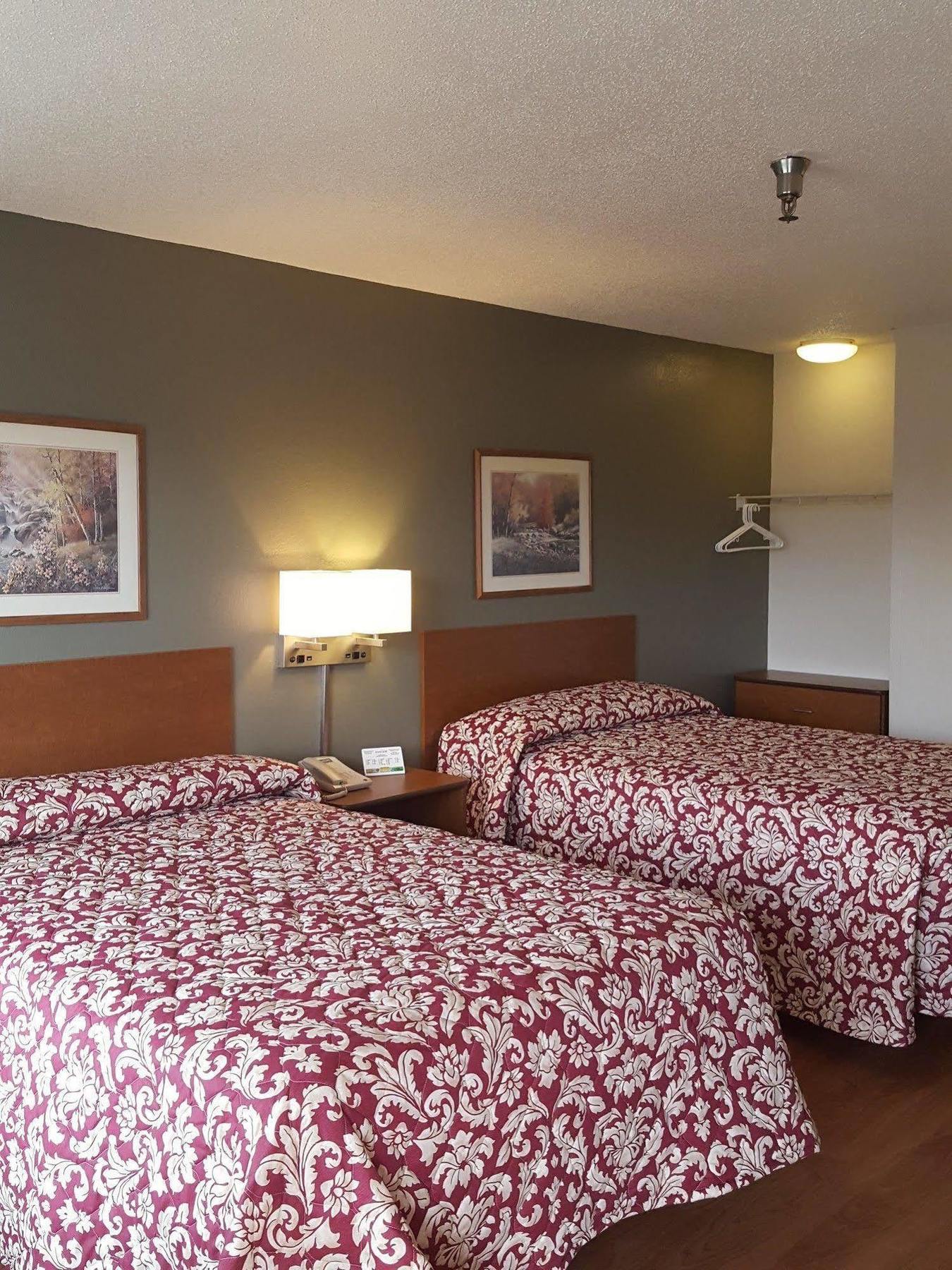 Motel Hometowne By Red Roof - Airport/briley Pkwy 2*