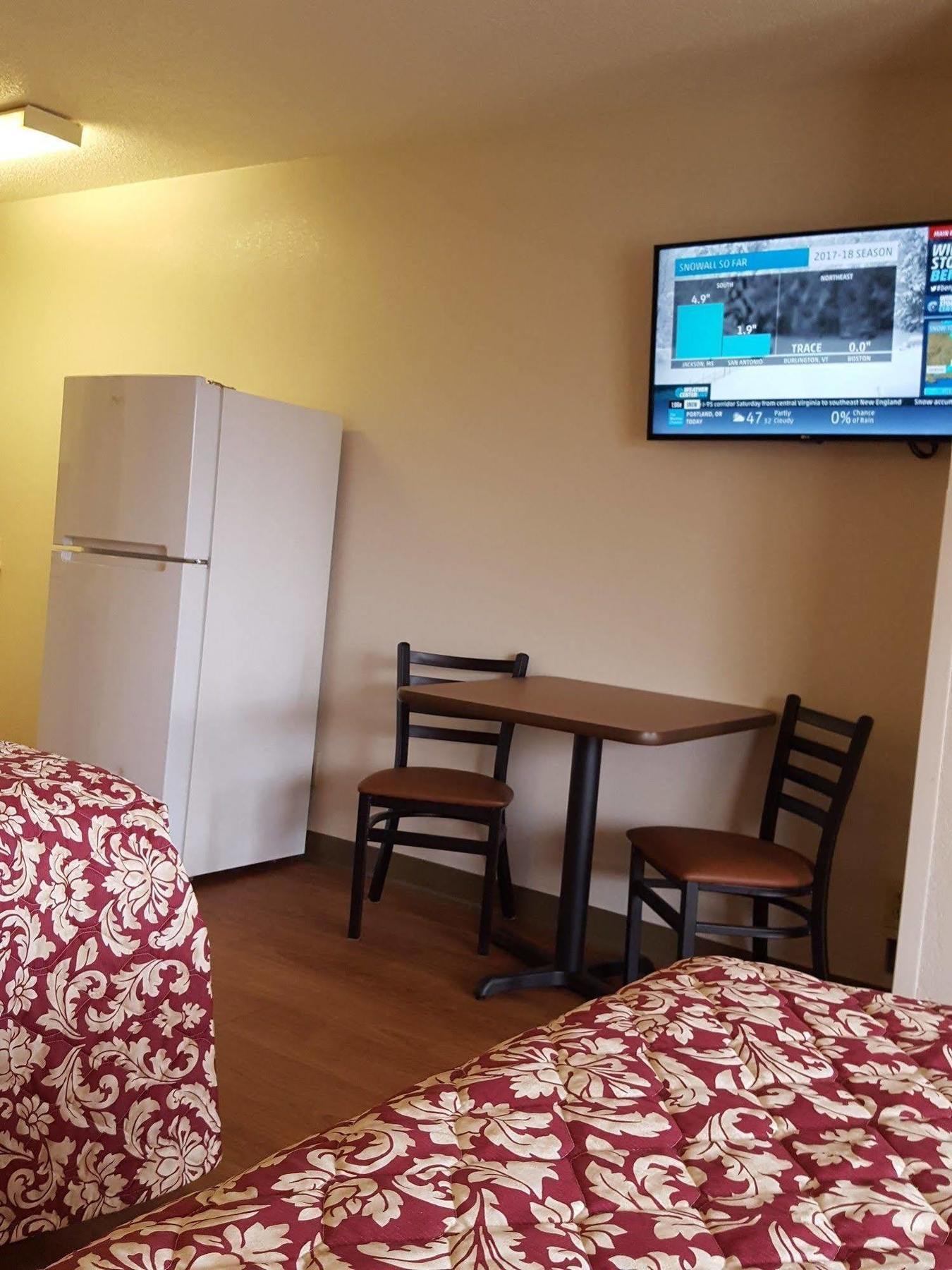 Motel Hometowne By Red Roof - Airport/briley Pkwy 2*