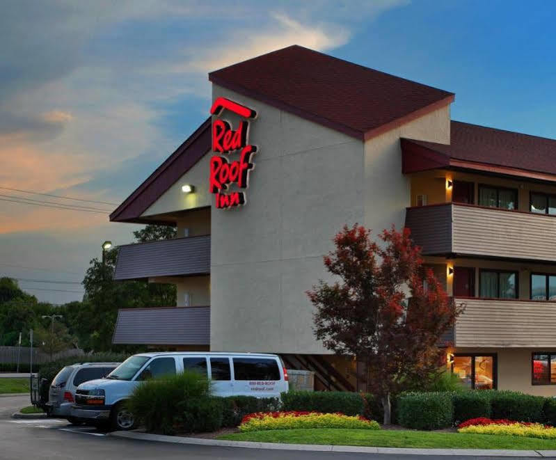 Hotel Red Roof Plus+ Airport 3*