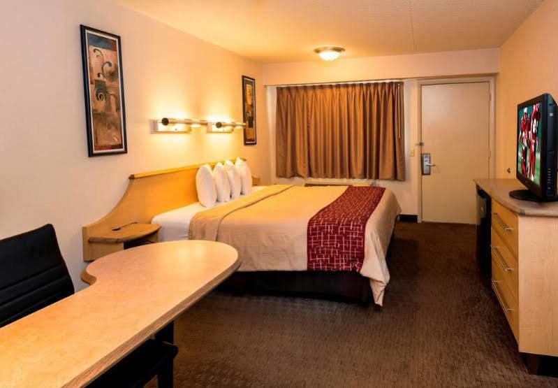 Hotel Red Roof Plus+ Airport 3*