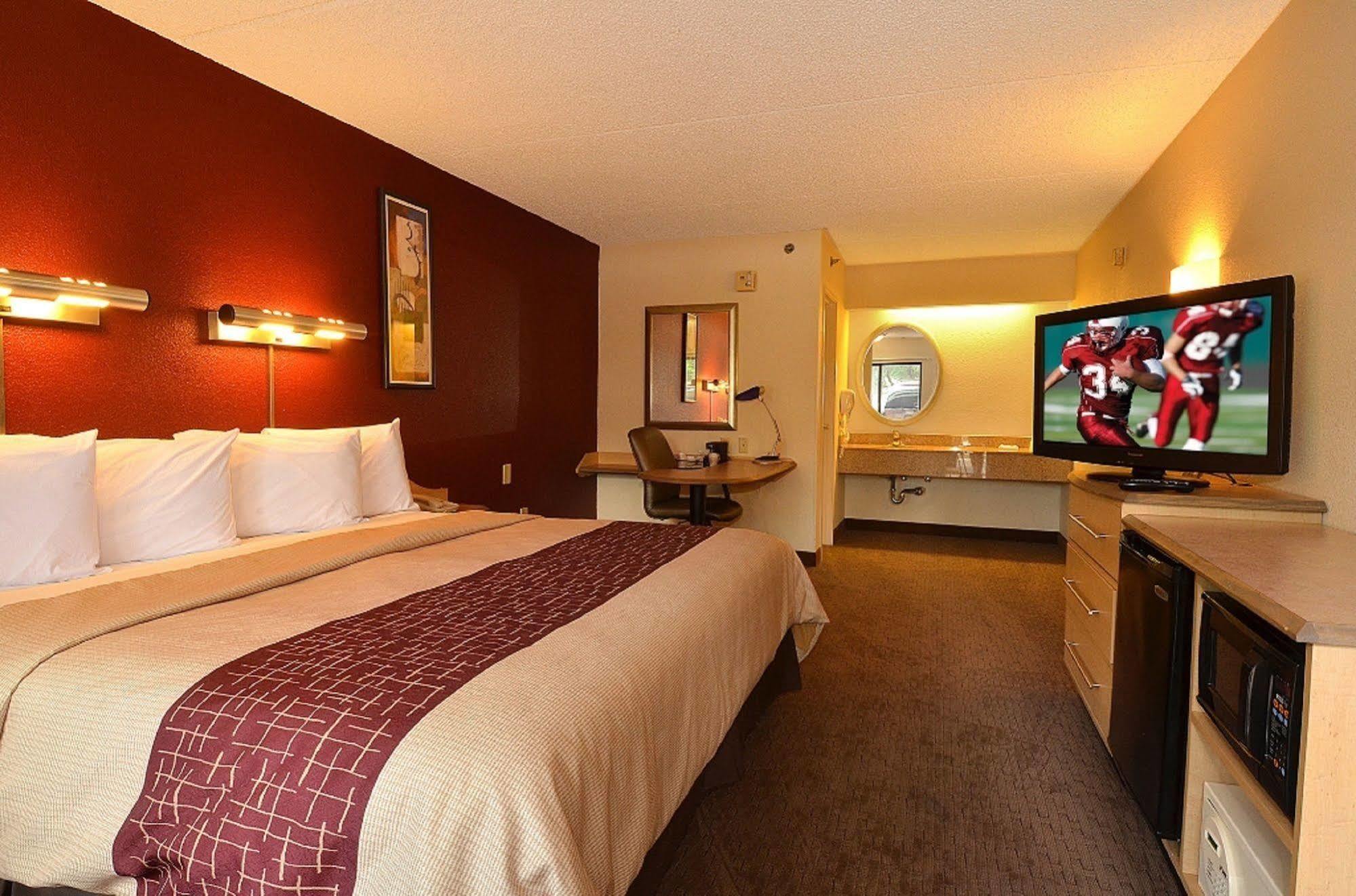 Red Roof Plus+ Airport Hotel 3*