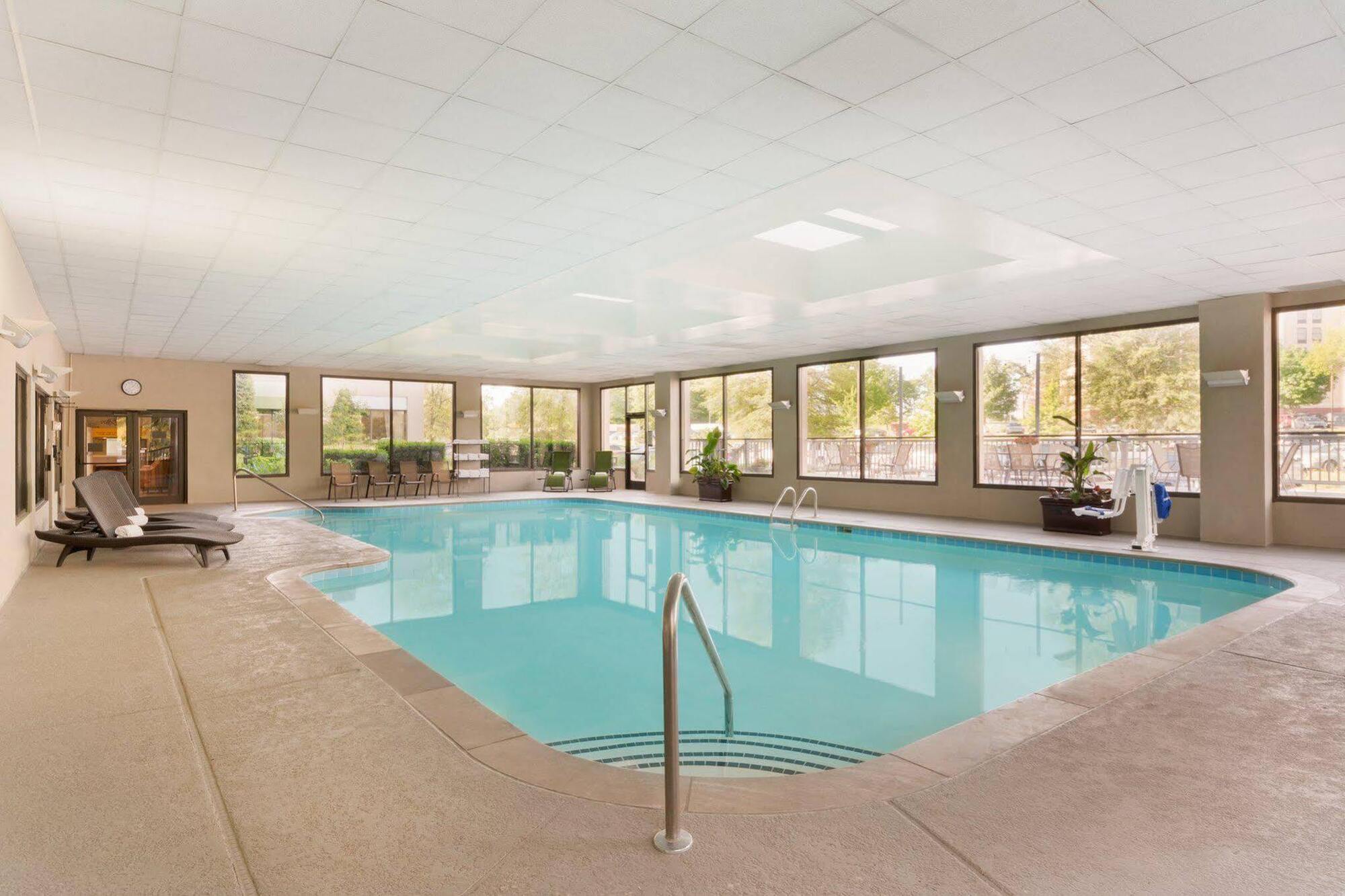 Hotel Radisson Airport 3*